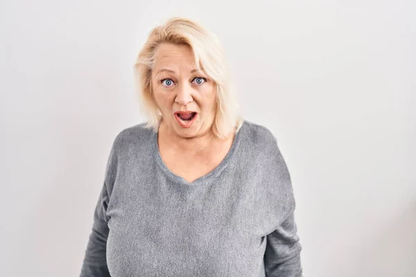 Kaukasische Frau Mittleren Alters Steht Vor Weißem Hintergrund Schockiertem Gesicht — Stockfoto