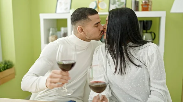 Man Vrouw Paar Toasten Met Glas Wijn Zoenen Thuis — Stockfoto