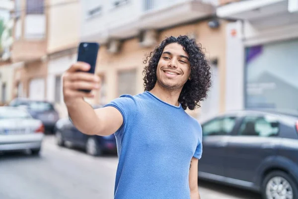Genç Latin Adam Gülümsüyor Kendine Güveni Tam Sokakta Akıllı Telefondan — Stok fotoğraf