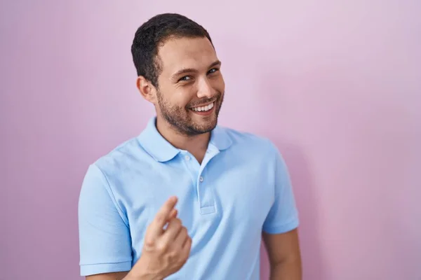 Hispanic Mann Steht Über Rosa Hintergrund Winkt Kommen Geste Mit — Stockfoto