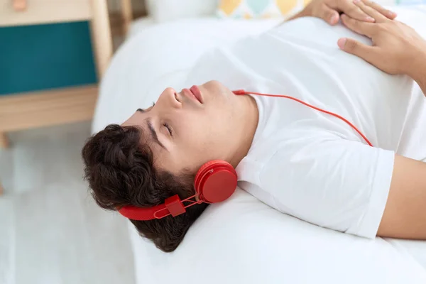 Non Binary Man Listening Music Relaxed Bed Bedroom - Stock-foto
