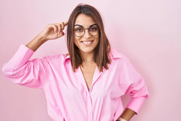 Mujer Hispana Joven Con Gafas Pie Sobre Fondo Rosa Sonriendo — Foto de Stock