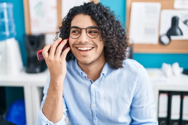 Jovem Latino Homem Empresário Ouvindo Mensagem Voz Por Smartphone Escritório — Fotografia de Stock