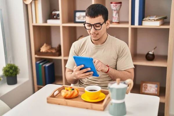 Jeune Homme Prenant Petit Déjeuner Utilisant Touchpad Maison — Photo