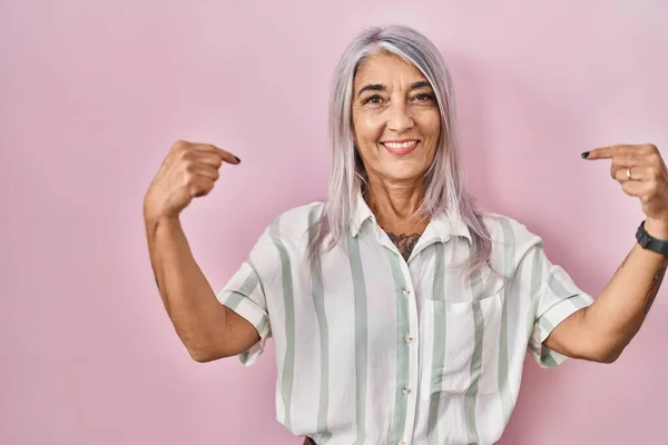 Middle Age Woman Grey Hair Standing Pink Background Looking Confident — Stock Photo, Image