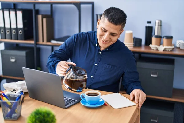 Junger Mann Aus Lateinamerika Schüttet Büro Kaffee Auf Tasse — Stockfoto