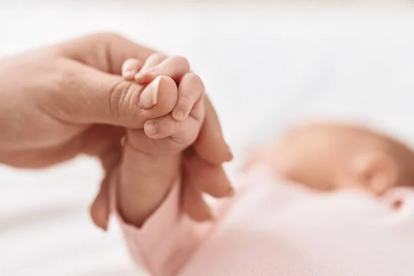 Adorável Hispânico Bebê Segurando Mãe Mão Casa — Fotografia de Stock