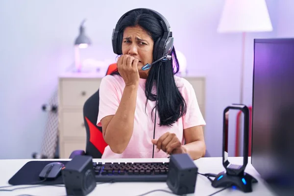 Mulher Hispânica Madura Jogando Videogames Casa Parecendo Estressada Nervosa Com — Fotografia de Stock