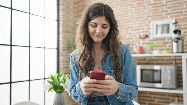 Jonge Mooie Spaanse Vrouw Met Behulp Van Smartphone Zitten Tafel — Stockfoto