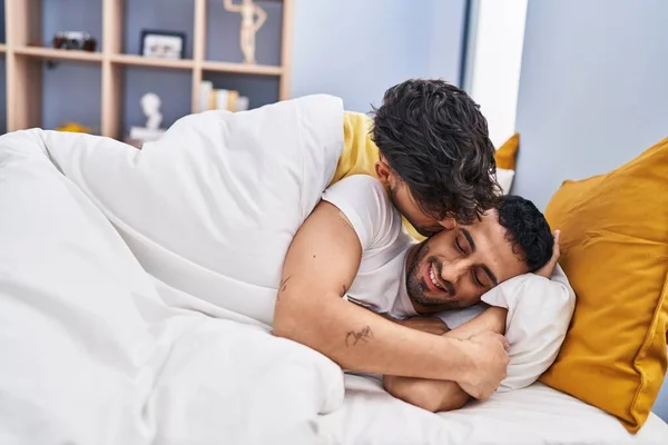 Dos Parejas Hombres Abrazándose Tumbados Cama Dormitorio — Foto de Stock