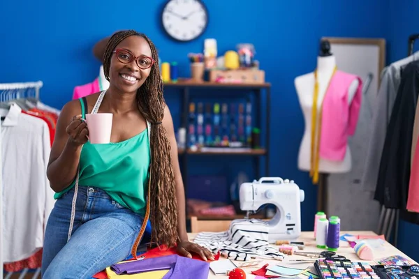 Αφρο Αμερικανίδα Ράφτης Χαμογελώντας Αυτοπεποίθηση Πίνοντας Καφέ Στο Ατελιέ — Φωτογραφία Αρχείου