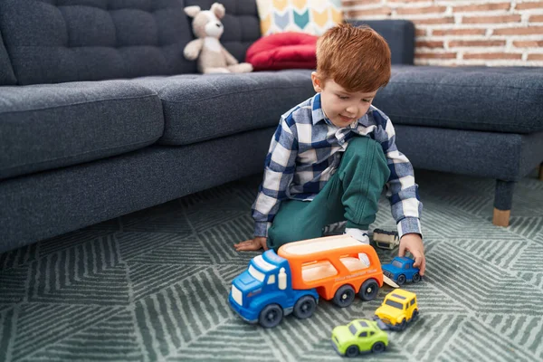 Sevimli Çocuk Evde Yerde Oturmuş Oyuncaklarla Oynuyor — Stok fotoğraf