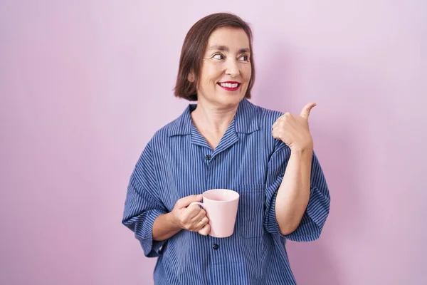 Medelålders Latinamerikansk Kvinna Dricker Kopp Kaffe Leende Med Glada Ansikte — Stockfoto