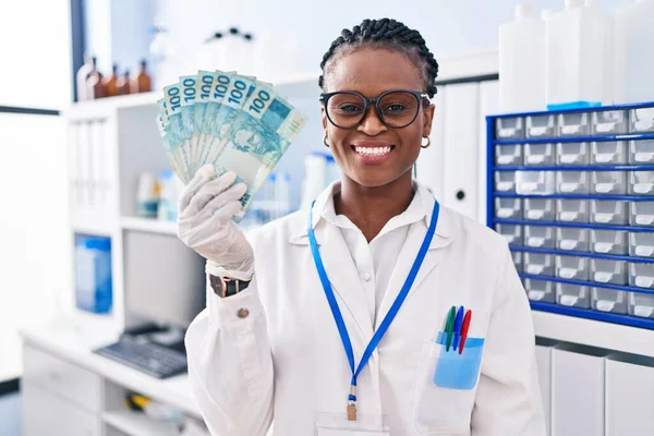 Africká Žena Copánky Pracuje Laboratoři Vědec Drží Peníze Vypadá Pozitivně — Stock fotografie
