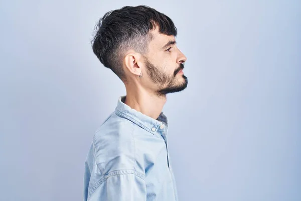 Homem Hispânico Jovem Com Barba Sobre Fundo Azul Olhando Para — Fotografia de Stock