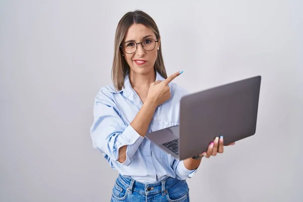Mladá Žena Pracující Počítačem Notebookem Ukazuje Stranou Ustaraný Nervózní Ukazováčkem — Stock fotografie