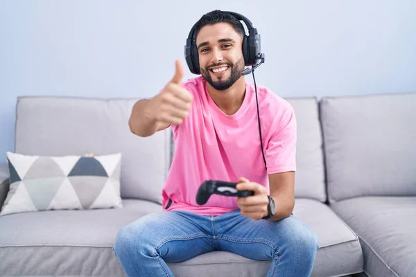 Hispánský Mladý Muž Hraje Videohry Drží Ovladač Sedí Pohovce Schválení — Stock fotografie
