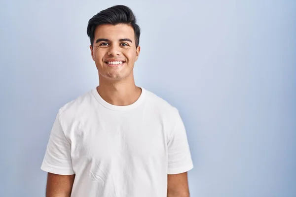 Hispanic Man Står Över Blå Bakgrund Med Ett Lyckligt Och — Stockfoto