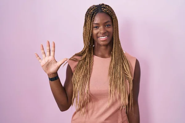 African American Woman Braided Hair Standing Pink Background Showing Pointing — Fotografia de Stock