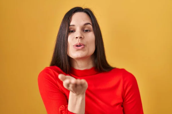 Young Hispanic Woman Standing Yellow Background Looking Camera Blowing Kiss — Foto Stock