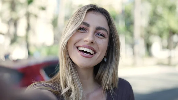 Joven Mujer Rubia Sonriendo Confiada Pie Parque —  Fotos de Stock