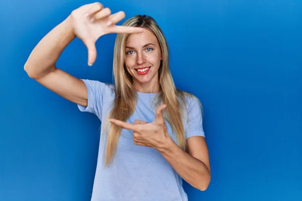 Mooie Blonde Vrouw Draagt Casual Shirt Blauwe Achtergrond Glimlachende Maken — Stockfoto