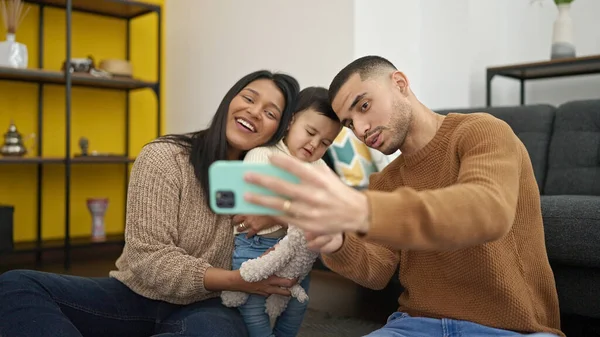 Coppia Figlio Fanno Selfie Smartphone Seduti Sul Pavimento Casa — Foto Stock