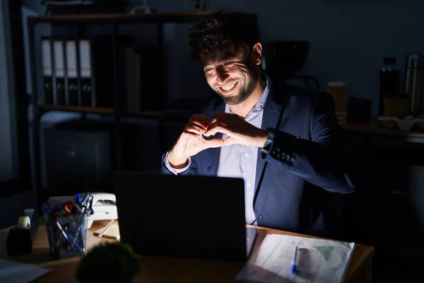 Hispánský Mladý Muž Pracující Kanceláři Noci Usmívající Lásce Dělá Rukou — Stock fotografie