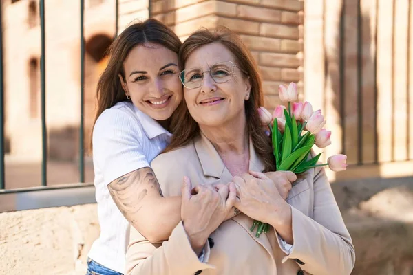 Mother Daughter Hugging Each Other Holding Bouquet Flowers Street — Photo
