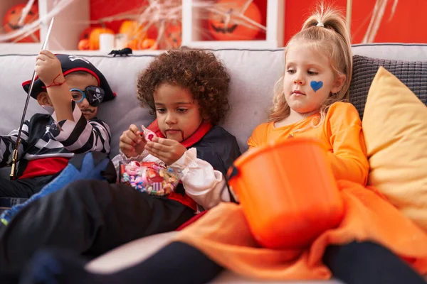 Gruppo Bambini Che Indossano Costumi Halloween Mangiare Caramelle Casa — Foto Stock