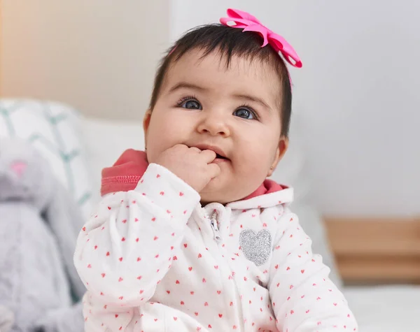 Adorável Hispânico Bebê Mordendo Dedos Sentados Cama Quarto — Fotografia de Stock