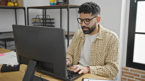 Young Hispanic Man Business Worker Using Computer Working Office — стоковое фото