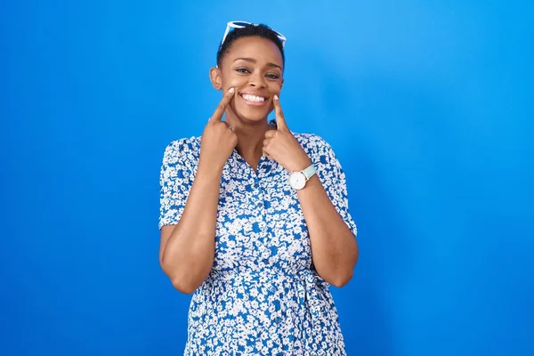 Africano Americano Mulher Sobre Fundo Azul Sorrindo Com Boca Aberta — Fotografia de Stock