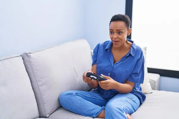 Afro Américaine Jouer Jeu Vidéo Assis Sur Canapé Maison — Photo