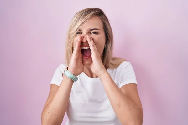 Junge Blonde Frau Steht Vor Rosa Hintergrund Schreit Wütend Laut — Stockfoto