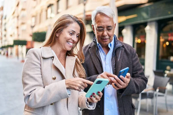 Middle Age Man Woman Couple Smiling Confident Using Smartphone Street — ストック写真