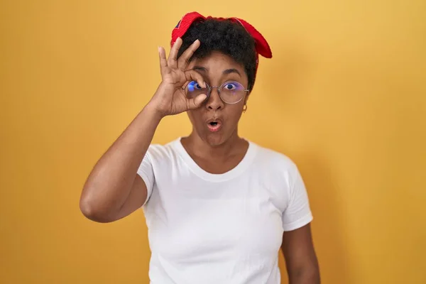 Mladá Afroameričanka Stojící Nad Žlutým Pozadím Dělá Pořádku Gesto Šokované — Stock fotografie