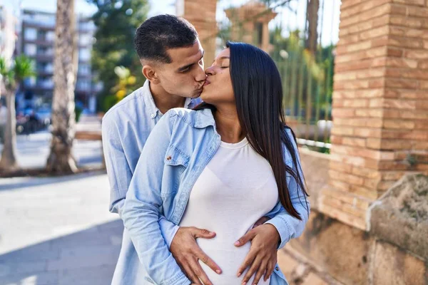 Young Latin Couple Expecting Baby Hugging Each Other Kissing Street — Photo