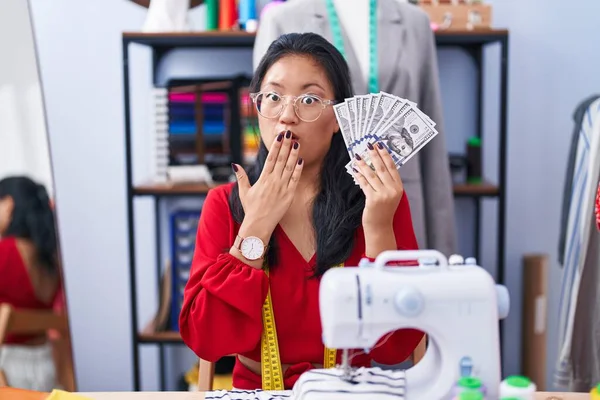 Azjatka Młoda Kobieta Krawcowa Projektantka Trzymająca Dolary Zakrywające Usta Ręką — Zdjęcie stockowe