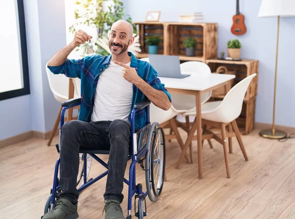 Homem Hispânico Com Barba Sentado Cadeira Rodas Segurando Novas Chaves — Fotografia de Stock