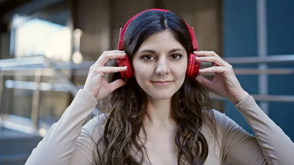 Giovane Bella Donna Ispanica Sorridente Fiducioso Ascoltare Musica Strada — Foto Stock