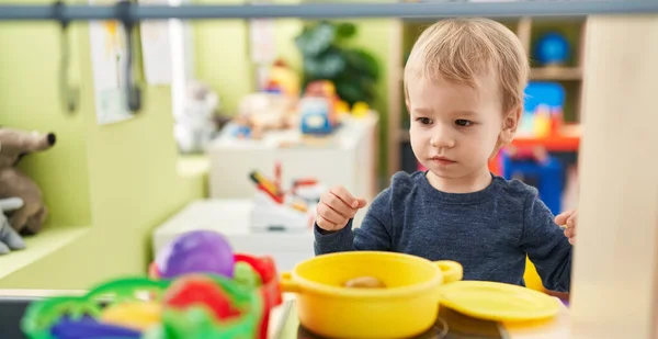Sevimli Sarışın Çocuk Kreşte Oyun Mutfağıyla Oynuyor — Stok fotoğraf