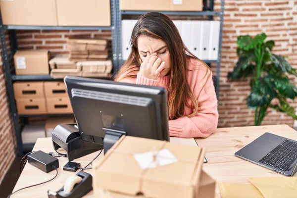 Young Beautiful Hispanic Woman Ecommerce Business Worker Stressed Working Office — Stock Photo, Image