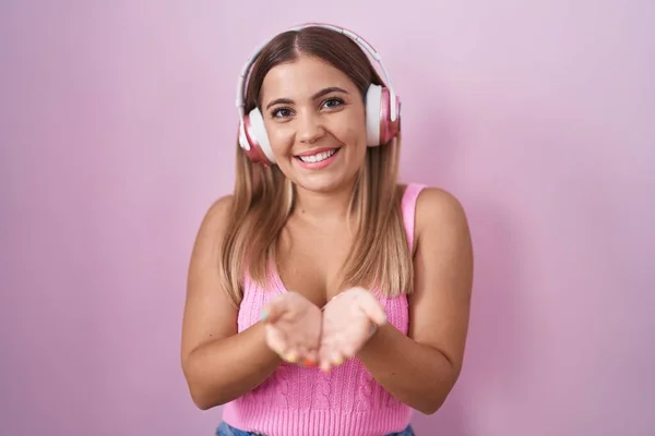 Mujer Rubia Joven Escuchando Música Usando Auriculares Sonriendo Con Las — Foto de Stock