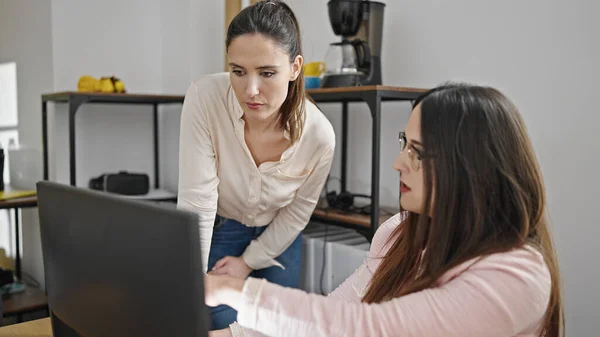 两名在办公室使用计算机讲话的女商业工作人员 — 图库照片