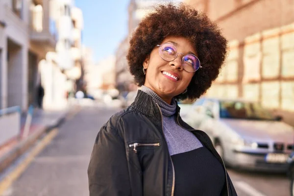 Mujer Afroamericana Sonriendo Confiada Mirando Cielo Calle —  Fotos de Stock