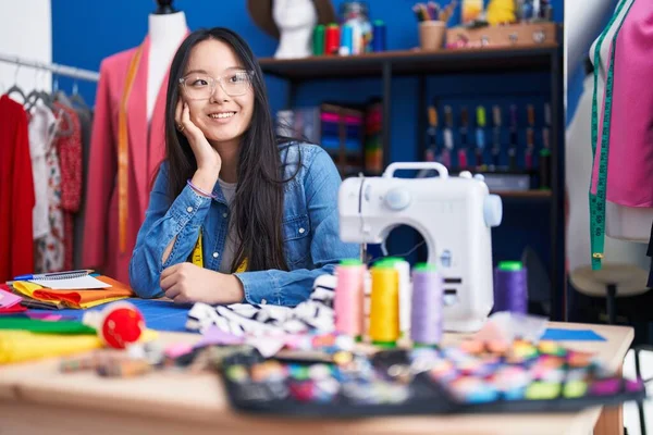 Młoda Chinka Krawiec Uśmiechnięta Pewnie Pomocą Maszyny Szycia Fabryce Odzieży — Zdjęcie stockowe