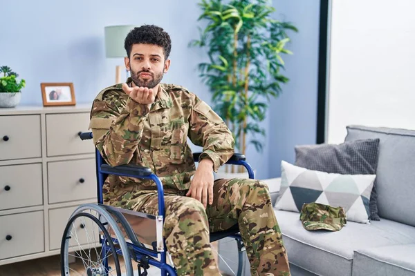 Arab Mundurze Wojskowym Siedzący Wózku Inwalidzkim Patrzący Kamerę Całujący Się — Zdjęcie stockowe
