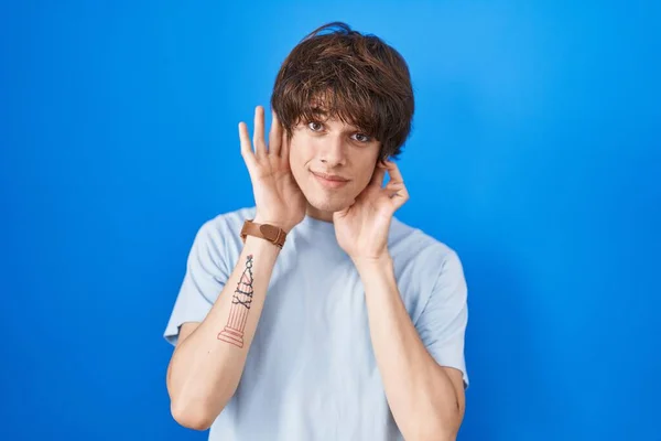 Hispanic Young Man Standing Blue Background Trying Hear Both Hands — 图库照片