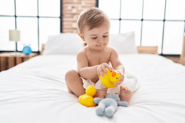 Yatak Odasında Ördek Oyuncağı Tutan Sevimli Beyaz Çocuk — Stok fotoğraf